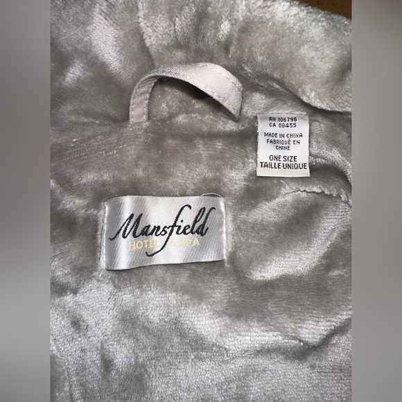 Mansfield Hotel and Spa bath robe. - Picture 2 of 8